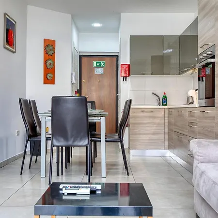 Charming And Bright 2 Bedroom Flat With Creek View Balcony Emag1-1 * 슬리에마