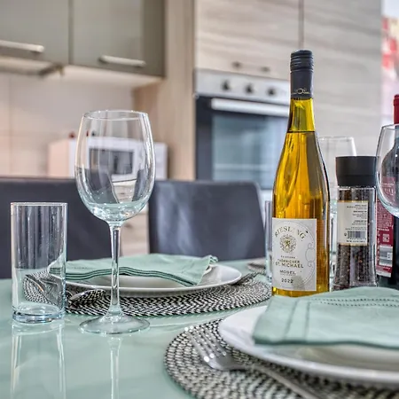 Charming And Bright 2 Bedroom Flat With Creek View Balcony Emag1-1