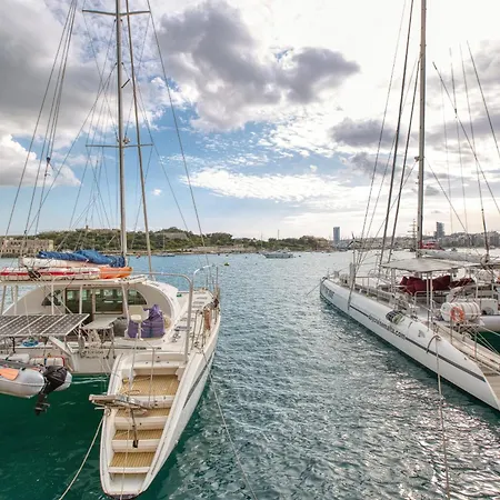 Charming And Bright 2 Bedroom Flat With Creek View Balcony Emag1-1