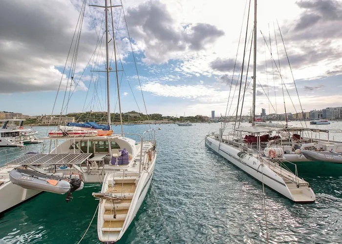 Charming And Bright 2 Bedroom Flat With Creek View Balcony Emag1-1